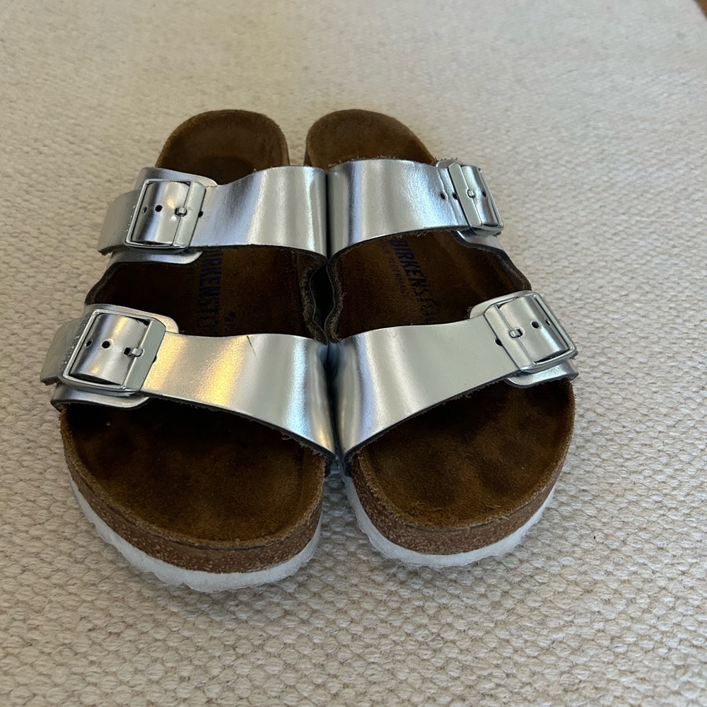 Silver metallic Birkenstock Arizona. Women’s size 35 regular.